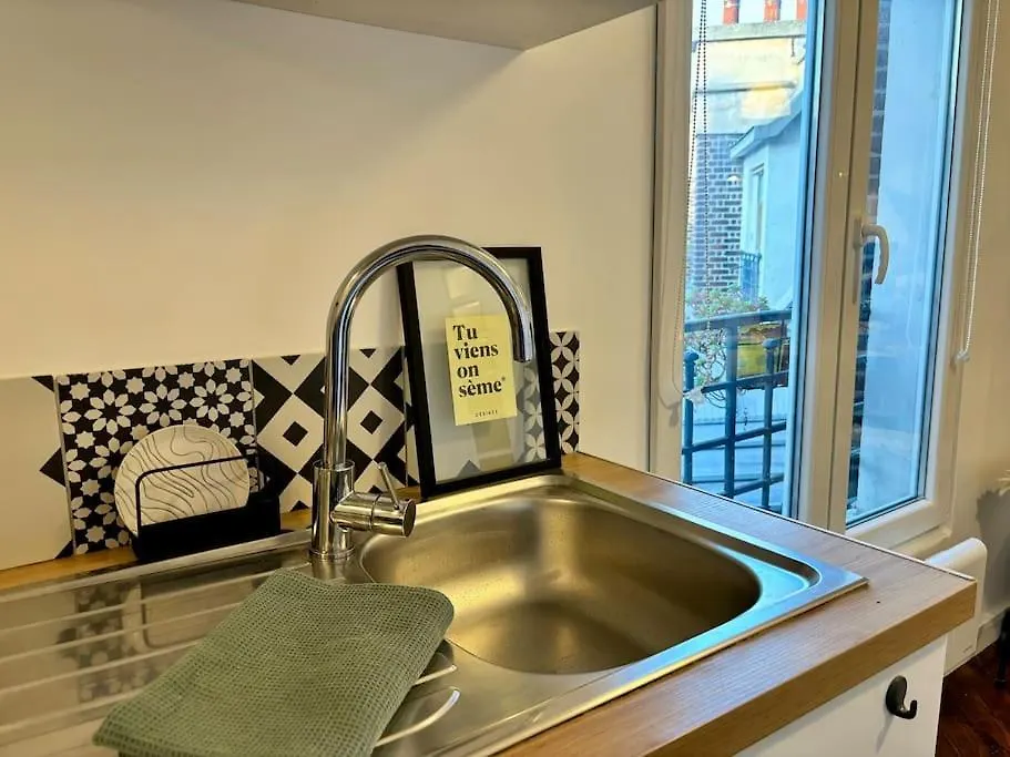 דירה פריז Charmant Studio Montmartre Dernier Etage Calme